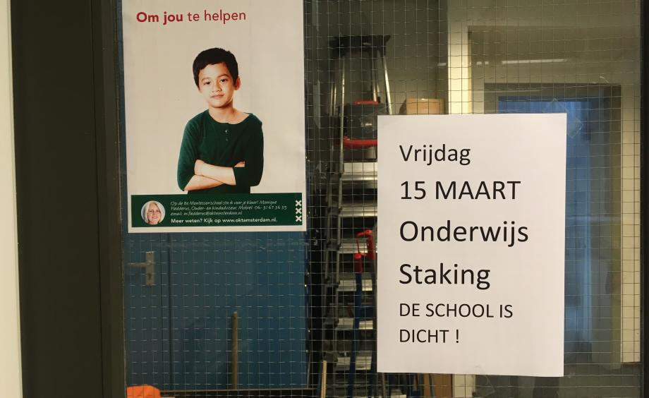 Объявление на дверях начальной школы в Амстердаме: Пятница 15 марта забастовка сотрудников сферы образования. Школа закрыта! фото NL times