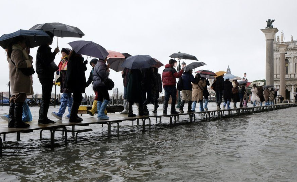 Туристы делают все возможное, чтобы не оказаться в воде