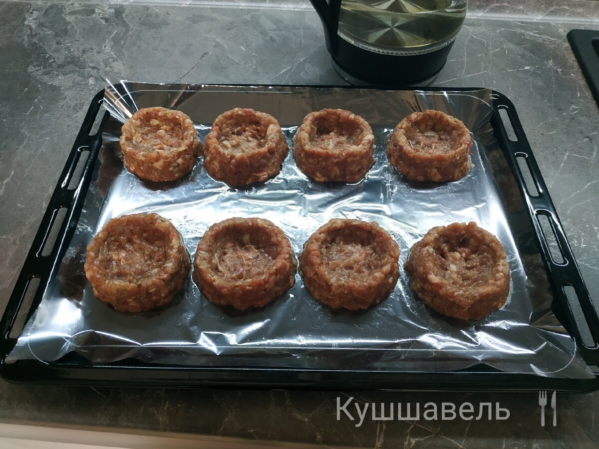 сначала формируем шарики из фарша, выкладываем на противень, а потом делаем в них углубление. Таким образом котлеты приобретают вид "гнезд"