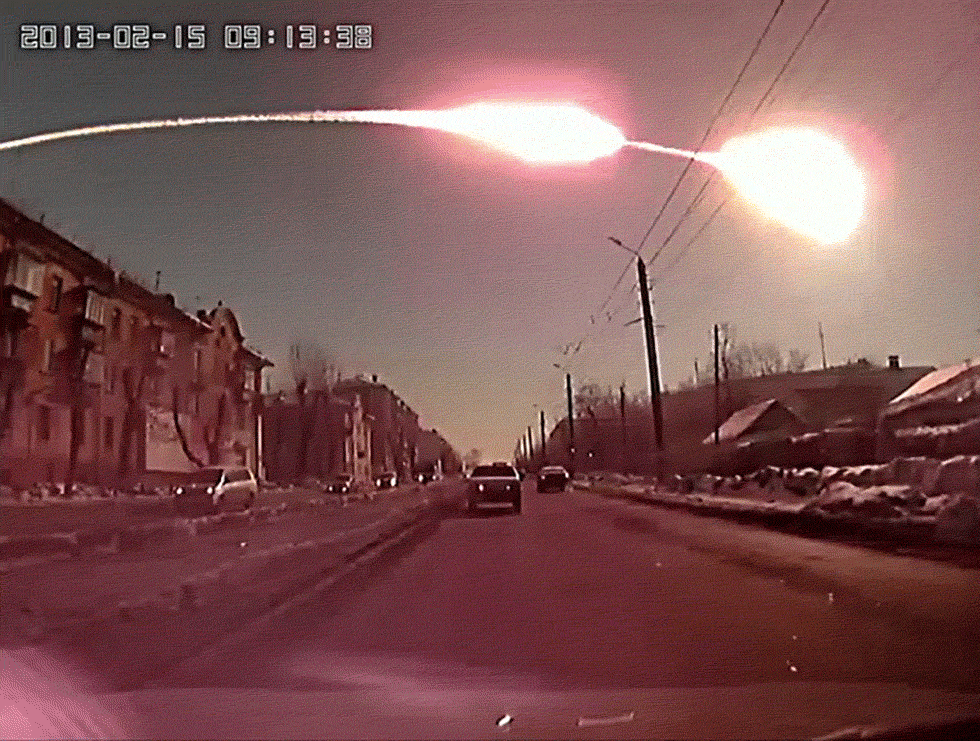 Метеорит - событие эффектное, но разовое. А ракет "Сигнал охотника" 15 в упаковке. Хоть каждый день запускай. (гифку нашёл в "Яндекс. Картинки", да простит меня автор)