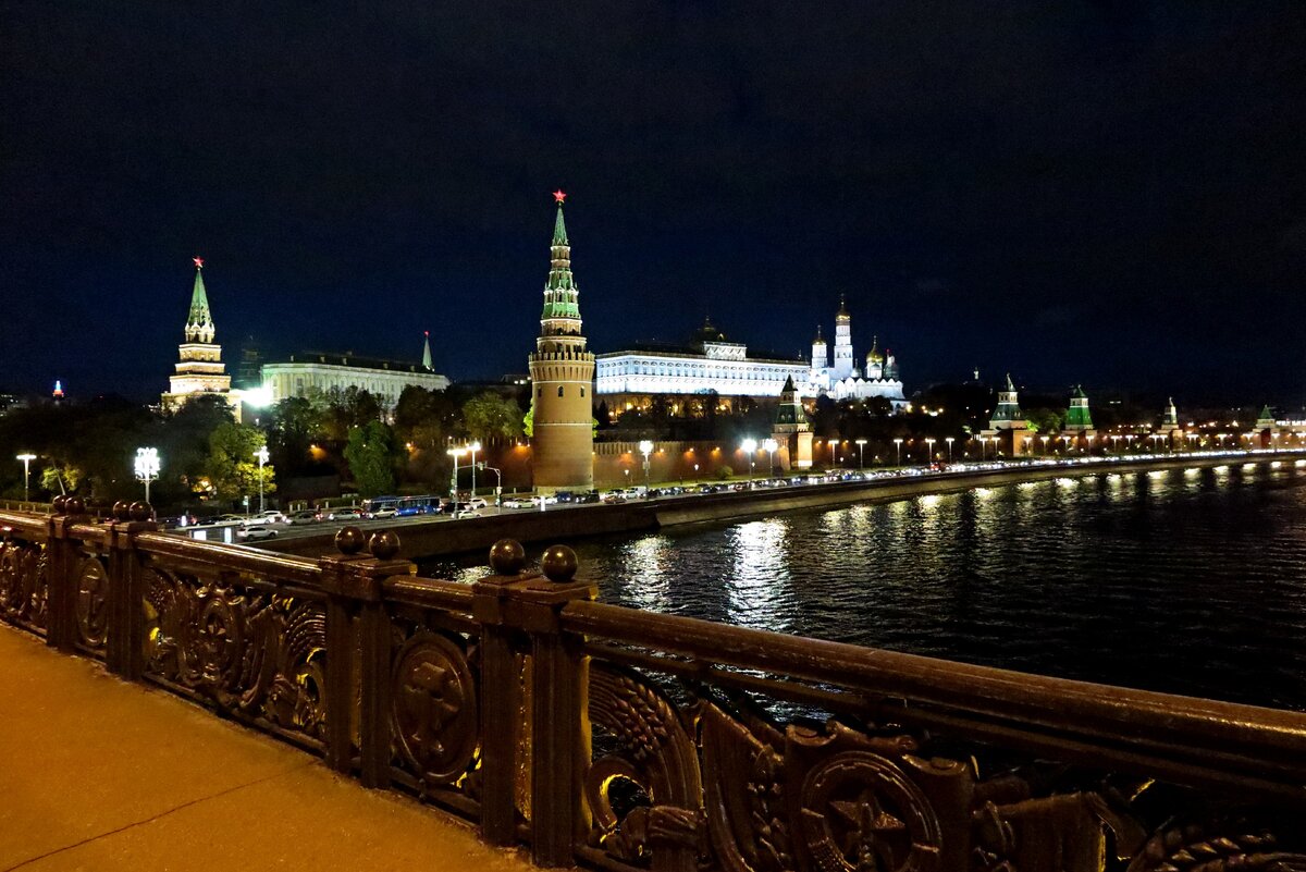 Маршрут вечерняя москва. Вид на каменный мост в Москве. Вид Московского Кремля с большого каменного моста. Большой каменный мост в Москве ночью. Малый каменный мост Москва вечером.