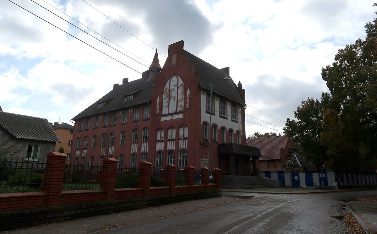 Городок посмотрели. Симпатичный, как любой военный городок (а Балтийск - военный город) - чистенький, аккуратный и упорядоченный. 