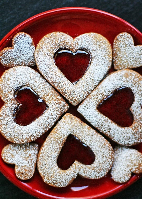  Подарите волшебное настроение для ваших любимых, приготовив это романтическое, рассыпчатое печенье с прослойкой из ягодного джема на день Святого Валентина или просто как знак особого внимания!