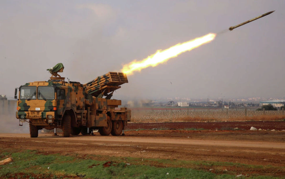 Турецкая крупнокалиберная РСЗО T-300 Kasirga ведет огонь по сирийской территории