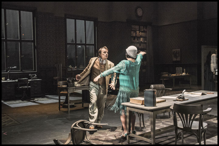 Универсальный язык «Енуфы», чей лиризм, несмотря на присутствие фольклорных мотивов, общечеловечен и потому легко доступен представителям самых разных культур, отличен от ярко выраженного национального тематизма «Путешествий пана Броучека». Мягкий, светлый, сказочный лиризм «Приключений лисички-плутовки» противостоит совсем иного рода сказочности «Броучека» – полной гротеска, острого, порой издевательского юмора, сарказма, открытой насмешки. Очевидный позитив «Лисички» (несмотря на смерть титульной героини) контрастирует с тоскливой безысходностью метаний «бессмертной» Элины Макропулос из знаменитой оперы по Чапеку, с гниловатым блеском эпохи позднего декаданса межвоенной поры.
Хозяин фестиваля – Национальный театр – приготовил для форума три работы. Главная – это, конечно, премьера «Макропулоса», блоком из трех спектаклей прошедшая в фестивальные дни. Режиссер Давид Радок создает удивительный спектакль: внешне он вроде бы совершенно традиционен, поскольку действие разворачивается в ту самую эпоху 1920-х, которую и предполагал Яначек. Художники Зузана Ежкова и Ондржей Неквасил скрупулезно воспроизводят интерьеры и моду первых послевоенных лет, успешно передавая аромат давно ушедшей эпохи. Но по средствам режиссерской выразительности «Макропулос» – абсолютно режиссерский театр: жесткий, бескомпромиссный, предельно обостряющий противоречия в отношениях героев, обнажающий их мотивы и желания, хитрость, интриги, глупость, цинизм. Там, где автор оперы говорит только намеком, Радок действует без обиняков – всё показано с предельной достоверностью, а порой даже весьма преувеличено, акцентировано и нарочито. Такой подход с опорой на контраст создает удивительное напряжение: в как бы старомодный интерьер традиционной оперы вписан жесткий, современный спектакль, и этот контраст играет удивительными красками, рождая зрелище выразительное, яркое, захватывающее.  Качество музыкальной интерпретации соответствует качеству театрального продукта – оркестр и ансамбль чешских солистов, ведомые сербским маэстро Марко Ивановичем, делают заковыристую партитуру «Макропулоса» простой для восприятия публикой, поскольку пение и игра оркестра предельно выразительны и одновременно исключительно точны. С первых звуков динамичной увертюры Иванович вводит слушателя в напряженный мир фантастической драмы, не отпуская его уже до самого конца. Среди солистов более всего запоминаются фактурный баритон Святоплук Сем (Ярослав Прус) и пронзительный тенор Алеш Брисцейн (Альберт Грегор). Особый разговор – центральная героиня в исполнении шведской сопрано Гитты-Марии Сьёберг: мастерство артистки и вокалистки высокого класса гармонично сочетаются с выразительной внешностью этой красивой женщины средних лет – получается стопроцентное попадание в образ «хозяйки положения», убедительно манипулирующей окружающими примадонну многочисленными кавалерами. Мощный, холодноватый, типично скандинавский голос Сьёберг идеален для воплощения столь харизматичного персонажа.
