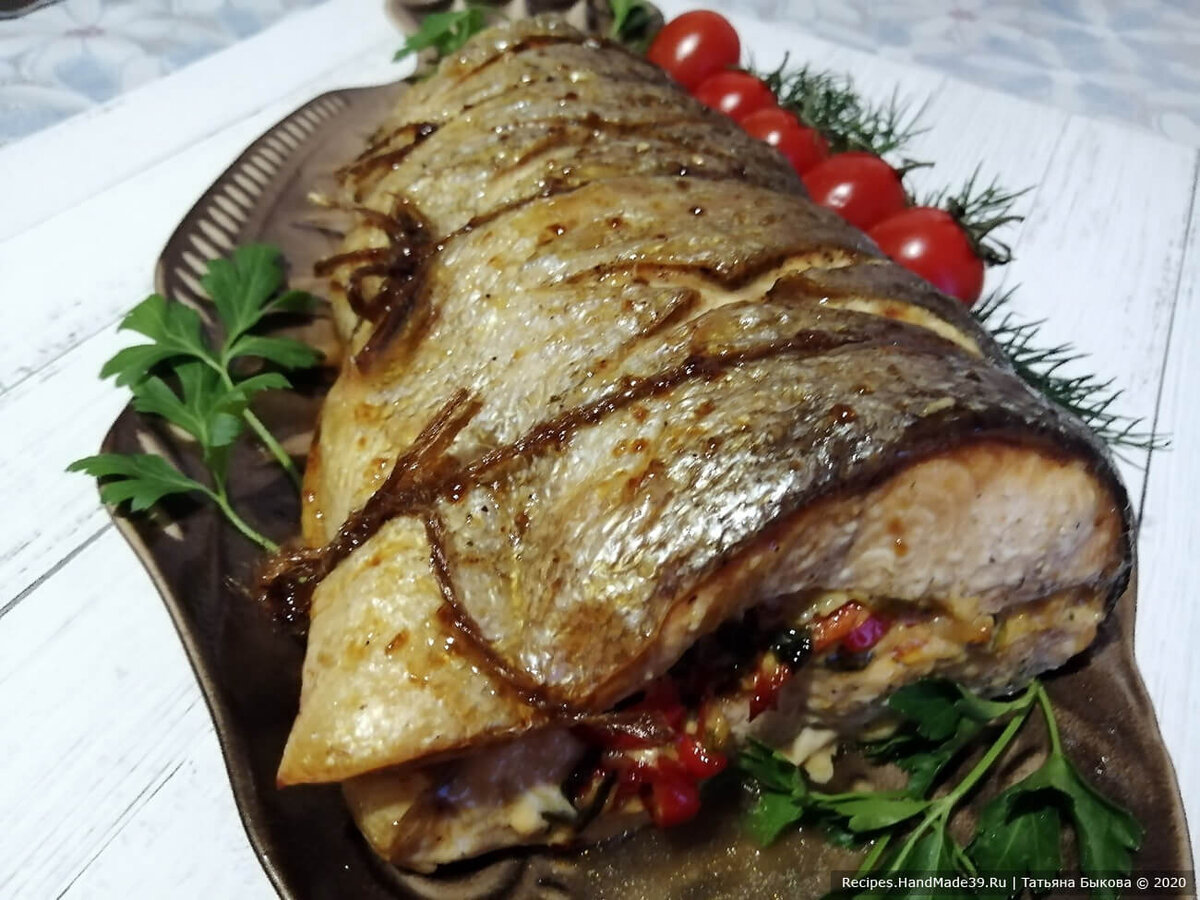 Рыба, фаршированная овощами, с картофелем, запеченная в духовке 🐟 (рецепт рыбы в пост)