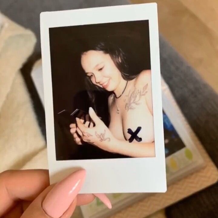 цензуры слитые голые фото Инстасамка (Instasamka). Все вы слышали о громко нашумевшей блогерше-инстаграмше ИНСТАСАМКЕ и сегодня я расскажу вам, кто она, с чем её едят и чем она тверкает. Инстаграм – это самая пафосная социальная сеть. Идеальная жизнь, девушки с улыбками, путешествия, фото еды, красивые шмотки и интерьеры. Фитоняшки и лайфстайл блогеры, ярмарка тщеславия и погоня за лайками. Люди в инстаграме и реальной жизни так сильно отличаются, что это породило много шуток и интернет мемов. Итак, Дарья Зотеева она и есть та самая Инстасамка. Источник: https://disserr.com/instasamka-sliv-foto-video/