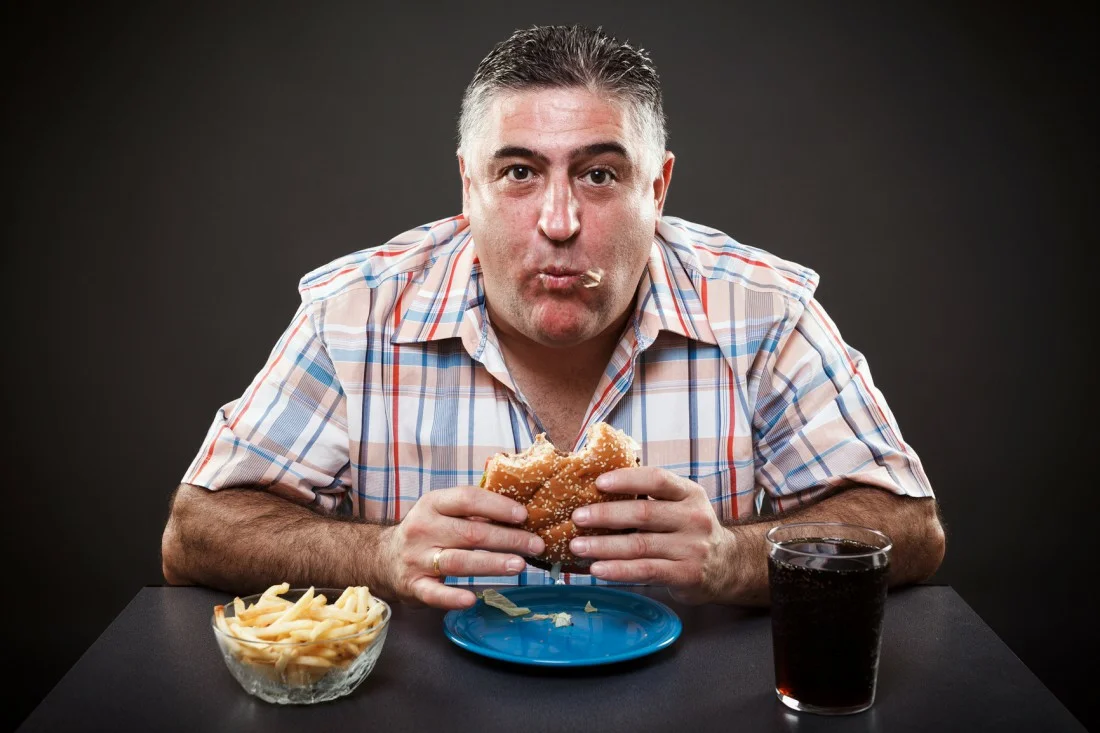 Муж ест руками. Мужчина ест гамбургер. Мужчина ест. Мужик за столом. Человек ест.
