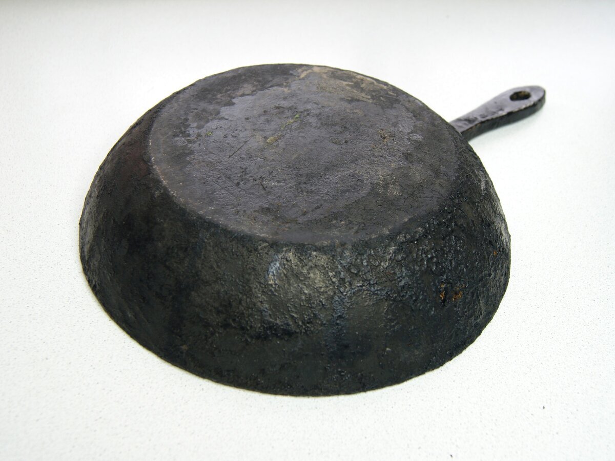 1 из 2старая чугунная сковорода