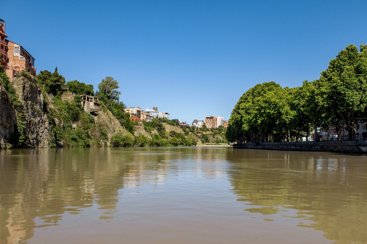 Вода в куре. Мтквари река в Грузии. Река кура Грузия. Река кура Азербайджан. Река в Тбилиси.