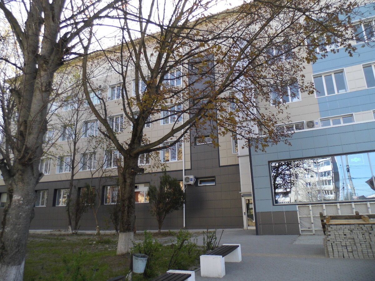 Обновленный фасад поликлиники.