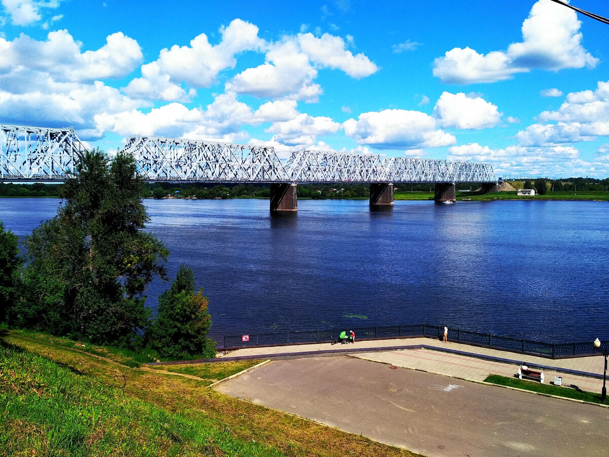 Спуск к набережной Ярославля и Мост