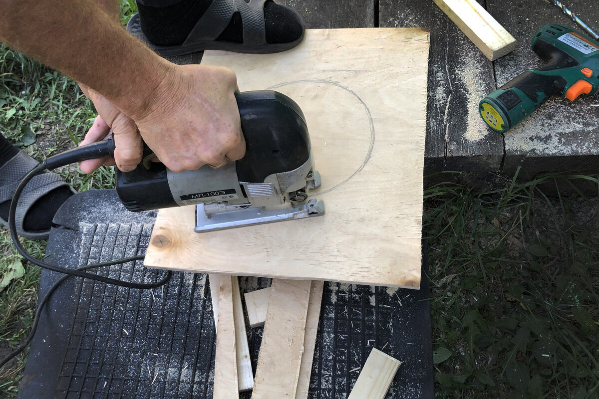 Сверлим отверстие  для того, чтобы продеть в него пилку лобзика и вырезаем окружность по разметке.