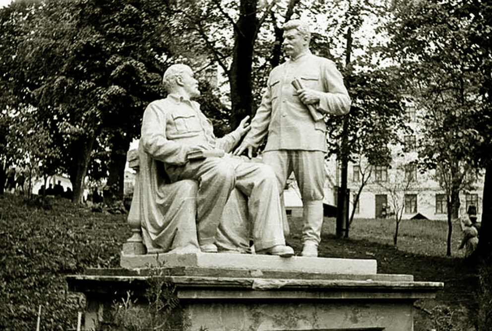 Памятник Ленину и Сталину в центре Каменца-Подольского. 1950-е годы. Фотография Давида Ройзена. 