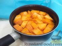 Положите тыкву в кастрюлю, залейте водой и варите до полной готовности, в течение 15-20 минут.