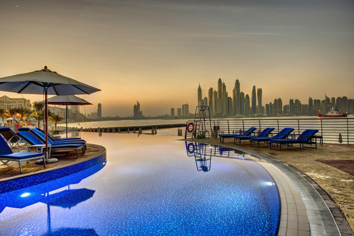 Resort оаэ. Dukes Dubai 5 ОАЭ. Дукес пальм Дубай. Отель в Дубае Jumeirah Beach Hotel бассейн. Дукес Дубай пальм Джумейра.