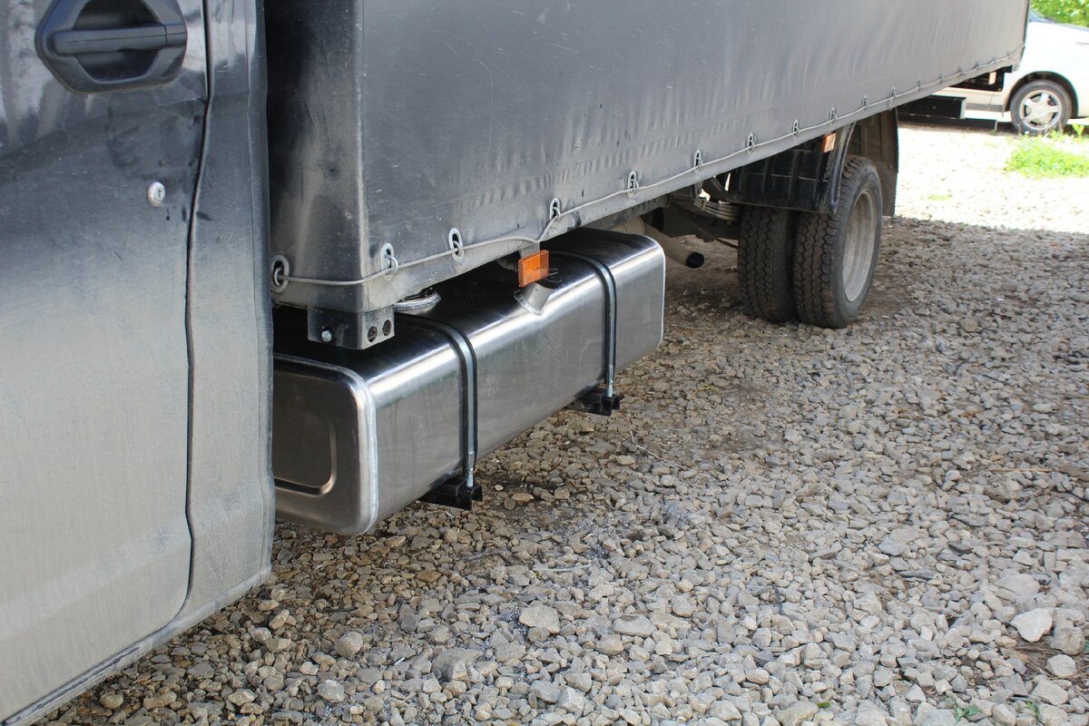 Алюминиевый бак, установленный на Газель