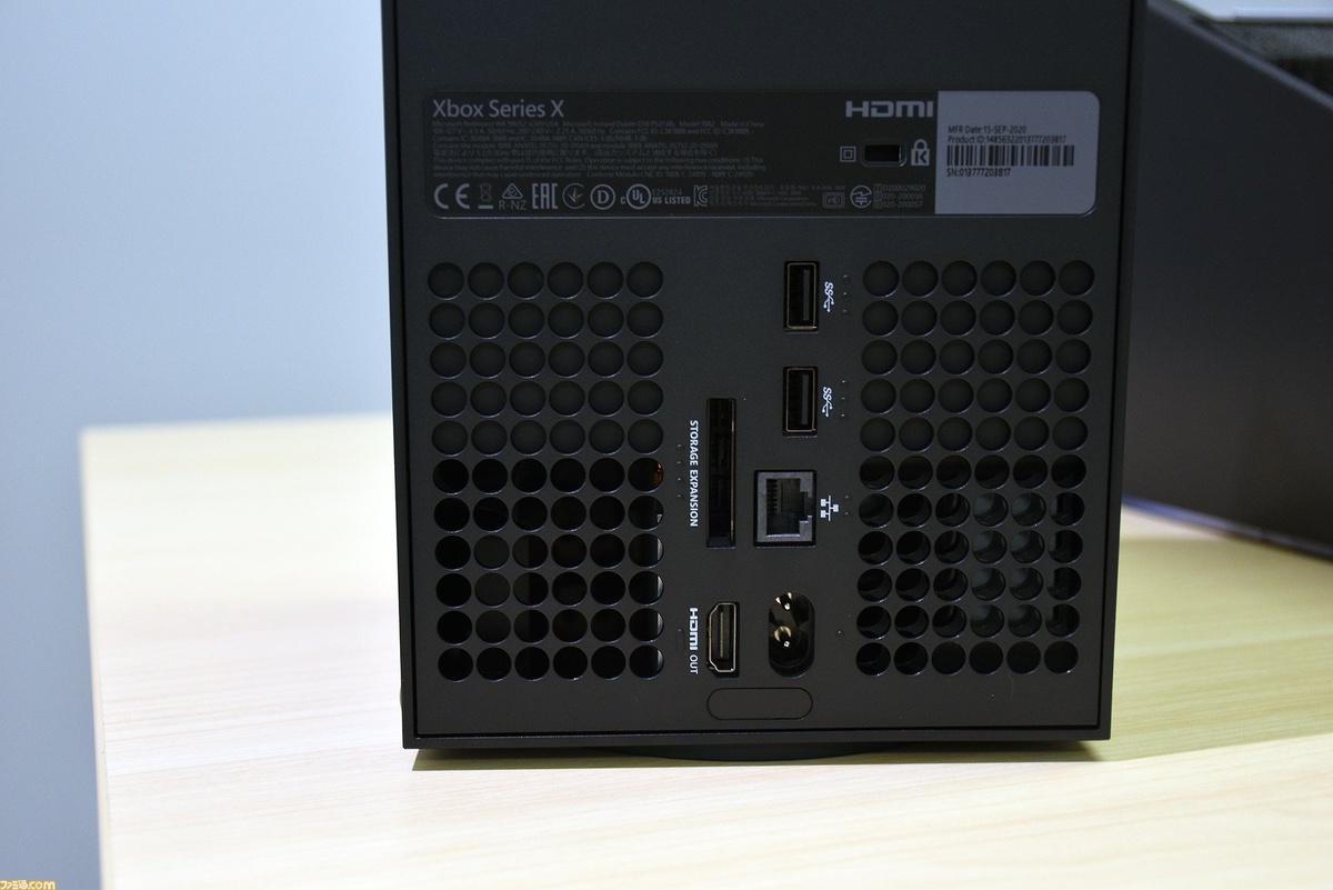 Xbox Series X - вид сзади