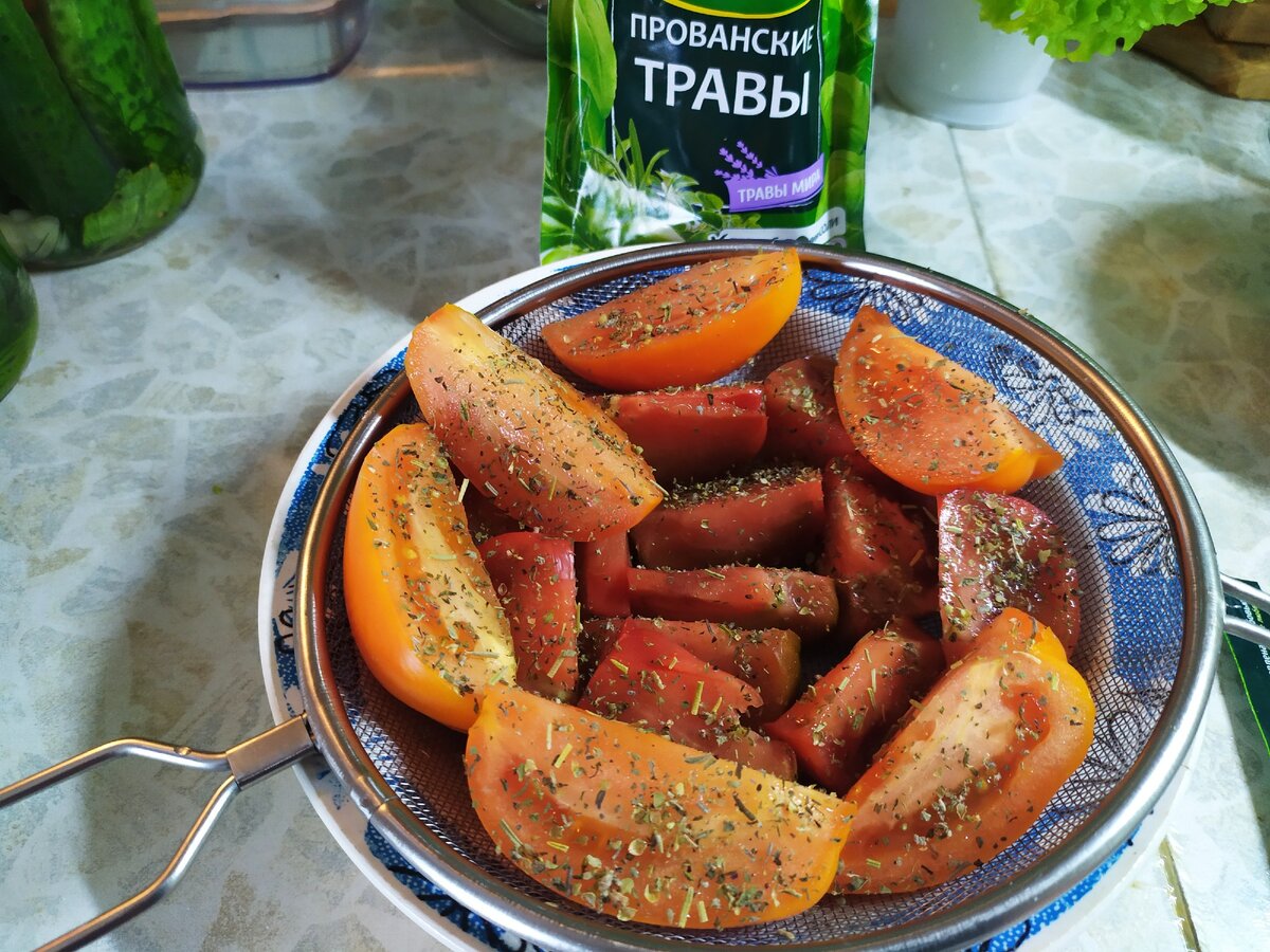 режем и посыпаем солью и прованскими травами