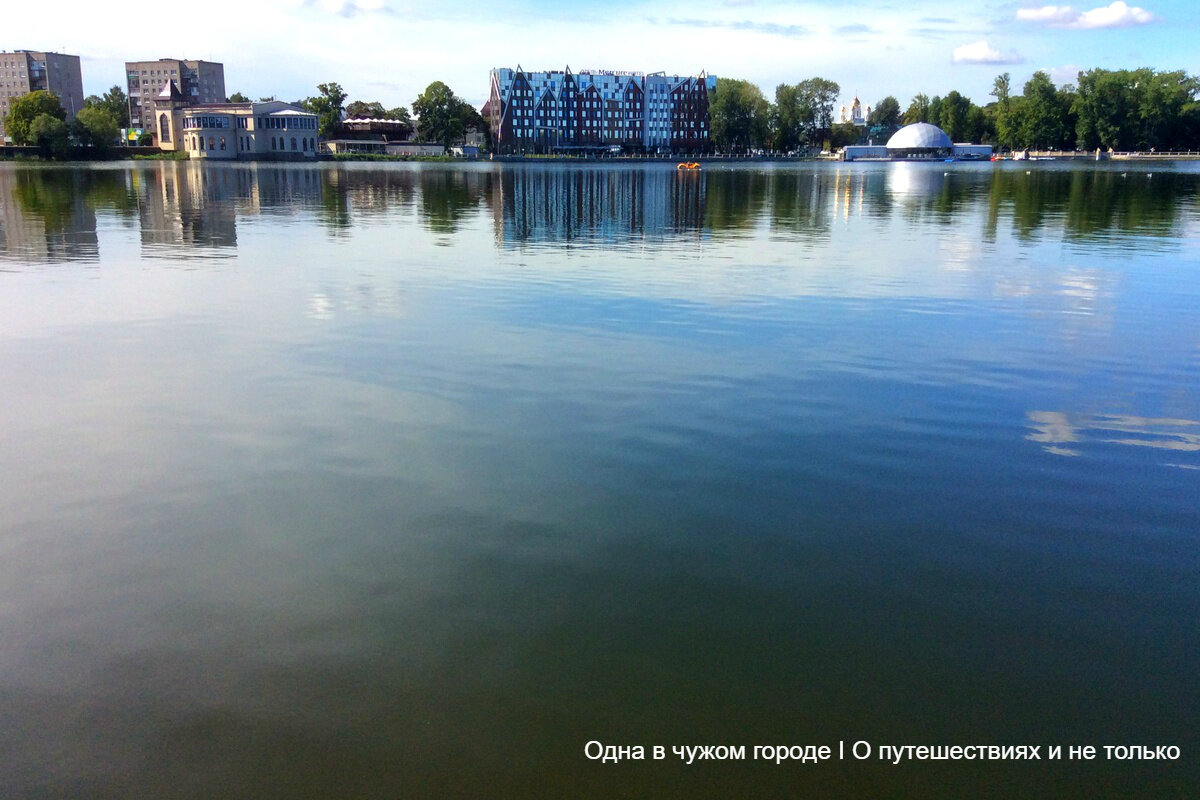 Вплоть до начала XX века Верхний пруд находился за пределами Кёнигсберга. В 1850-х гг. он стал частью оборонительного кольца города, на его берегах воздвигли две башни – Врангеля и Дона. Оба этих сооружения дожили до наших дней (в башне Дона сейчас размещается Музей янтаря, башня Врангеля находится в стадии реставрации).