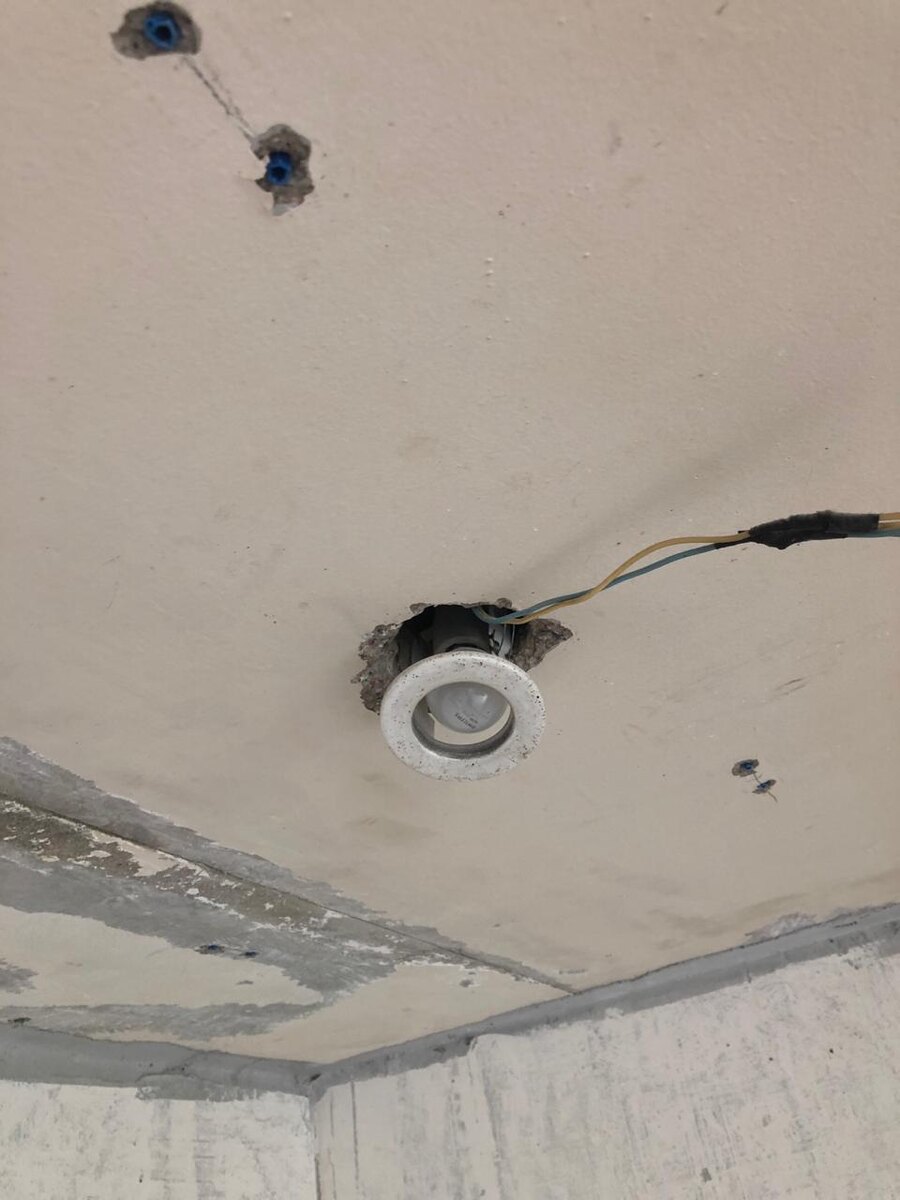 Светильники, установленные в выбитые отверстия в потолке.