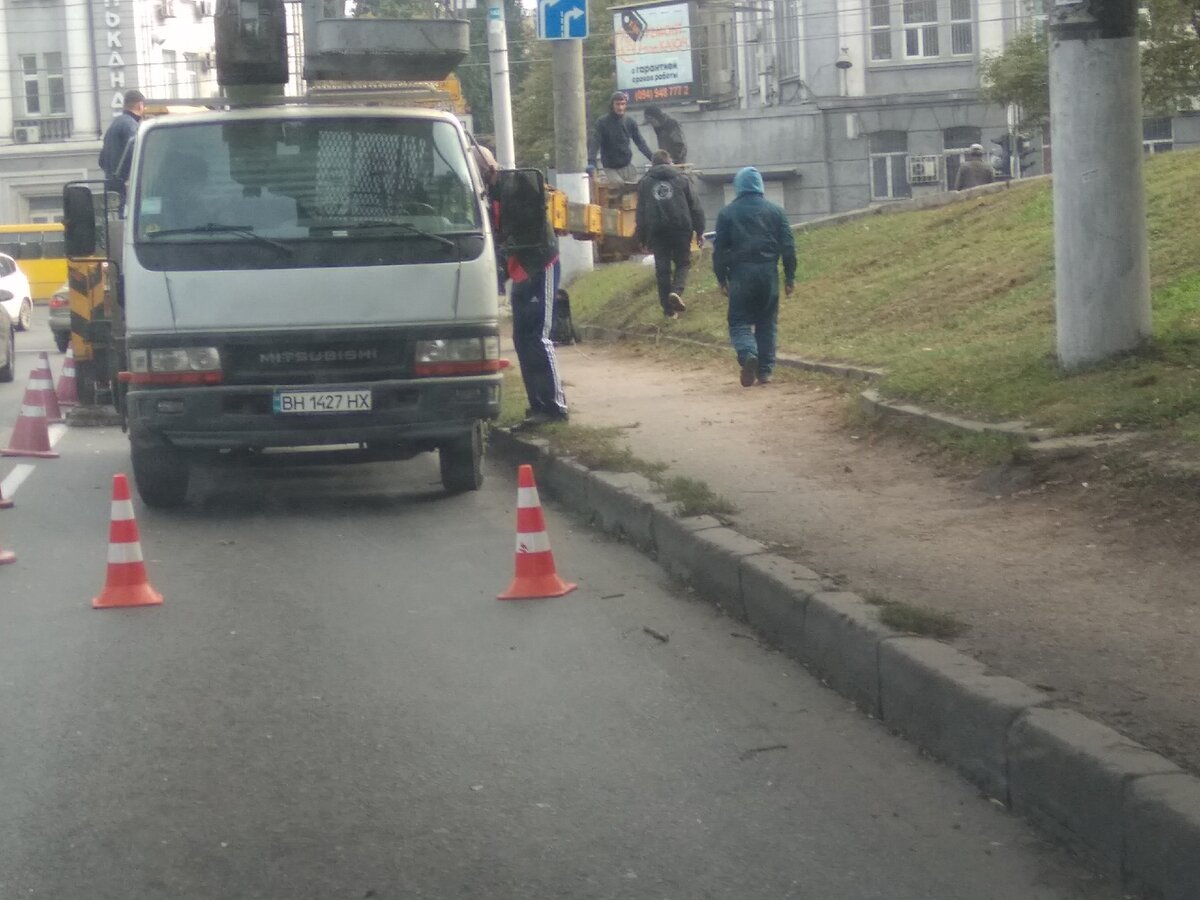 Коммунальщики тщательно очищают рекламный билборд