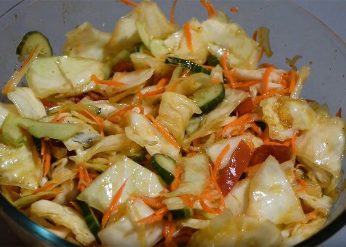 Салат из капусты с огурцами, морковью и куркумой: рецепт с фото