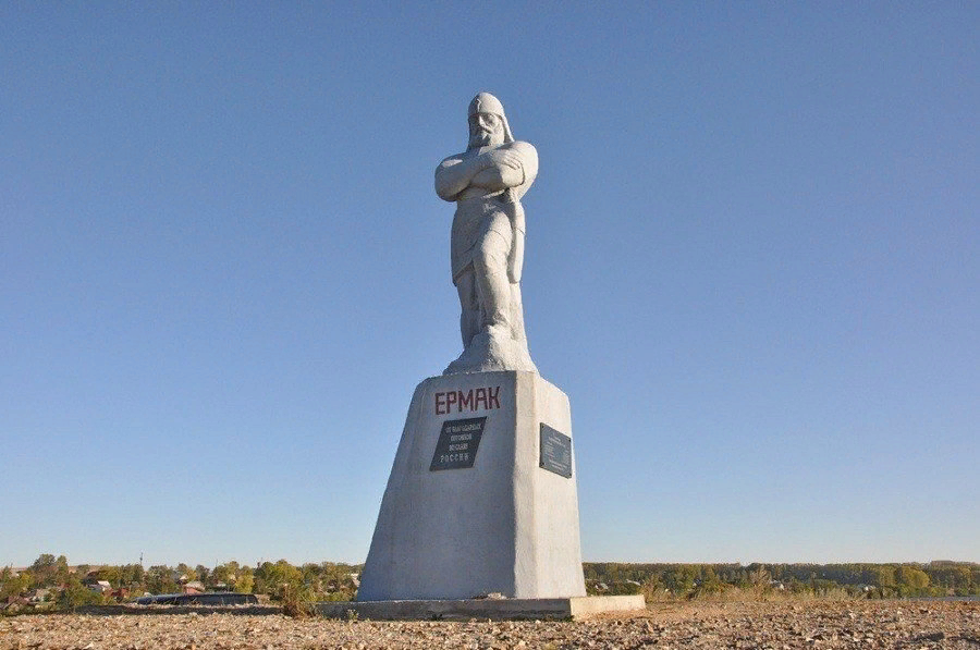 Неожиданно - памятник Ермаку
