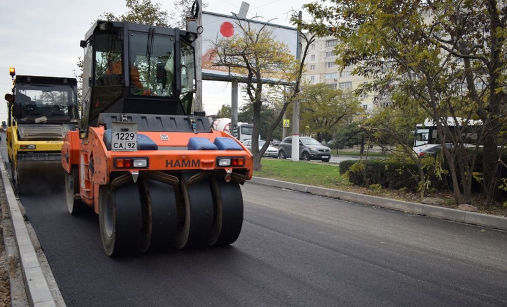 Укладка асфальта на дороге-дублере проспекта Героев Сталинграда. Фото: sev.gov.ru