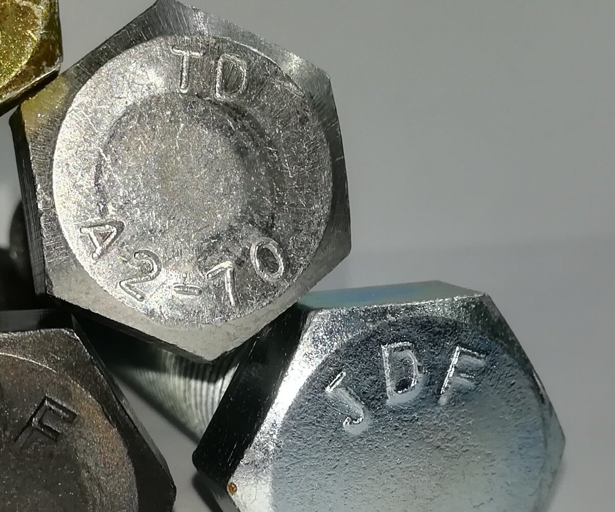 Данный болт сделан из нержавеющей стали А2 и имеет класс прочности - 70, означающий что его минимальный предел прочности 700 Н/мм²