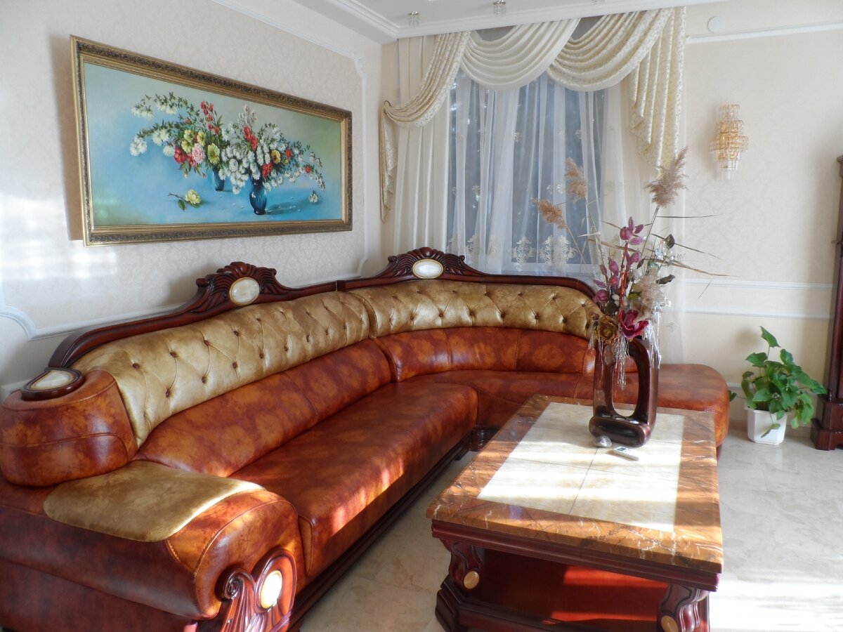 Интерьер отеля. Листайте галерею.