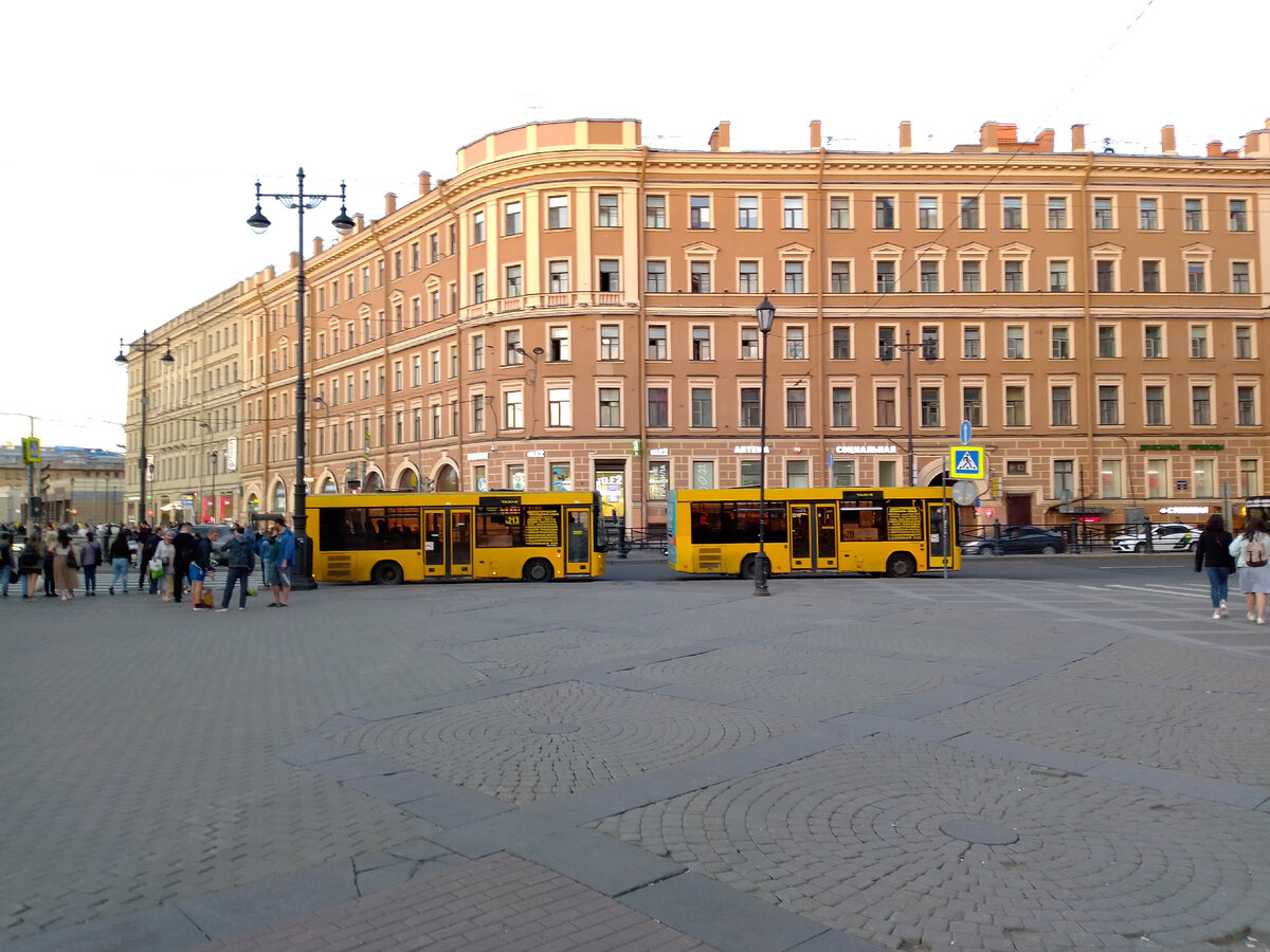 Автобусы коммерческого маршрута К-213 на Сенной пл.