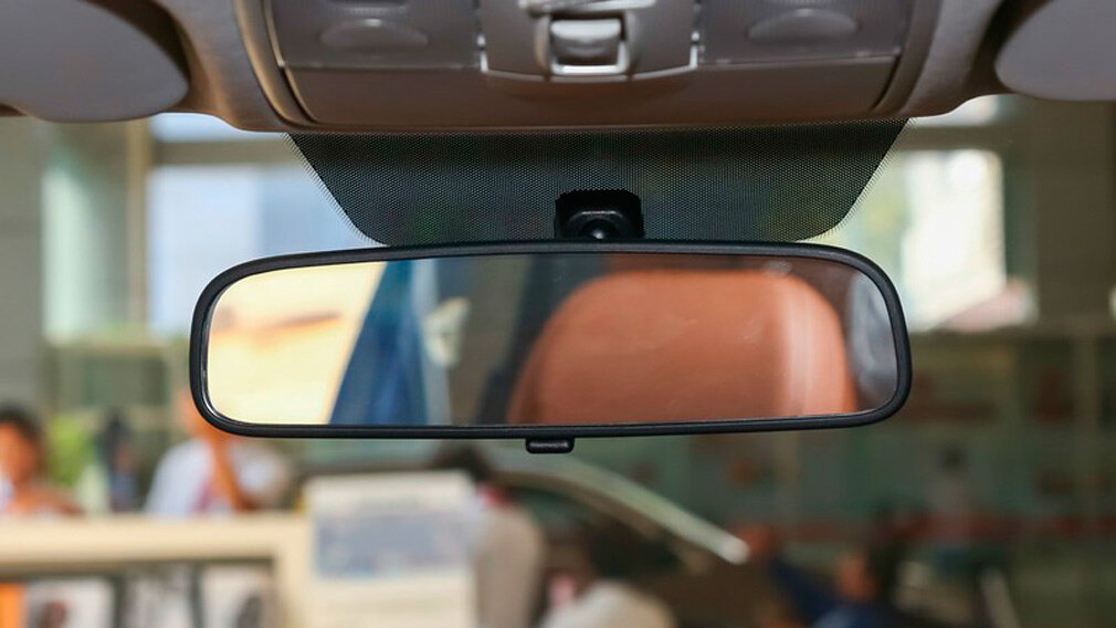 Чтобы видеть дорогу позади себя водитель машины пользуется зеркалом заднего вида в зеркале