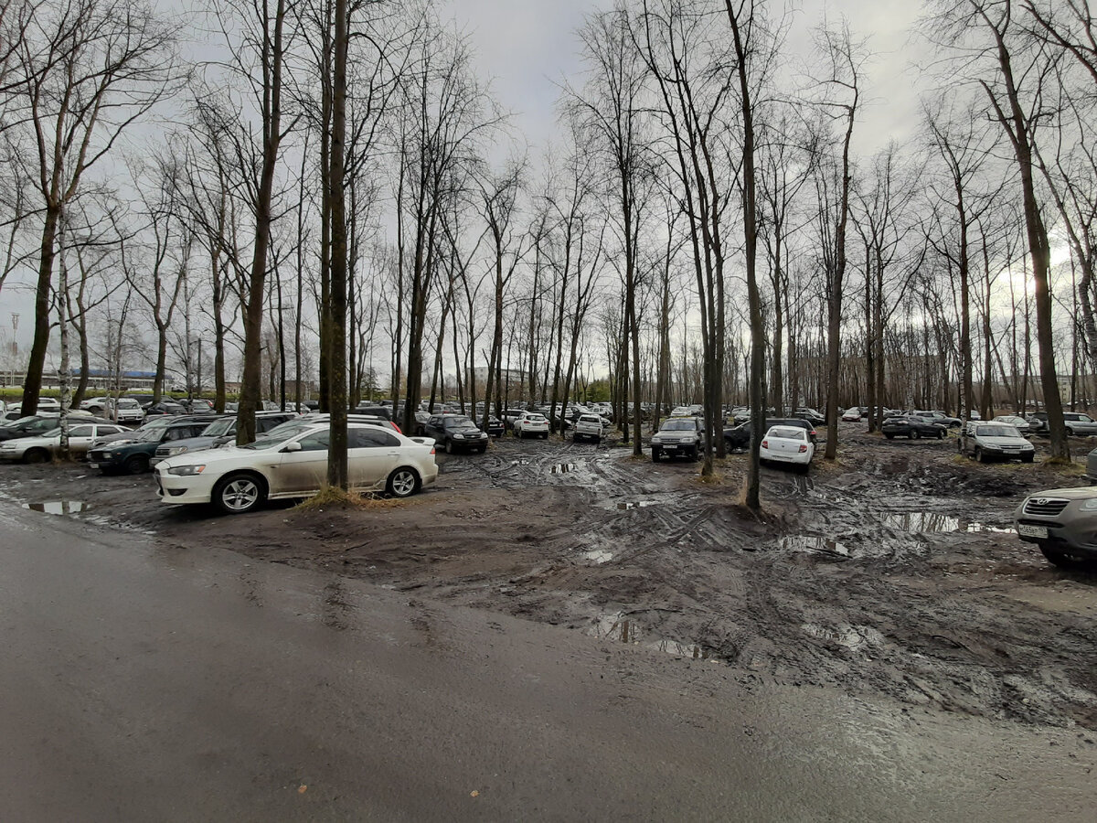 На Севмаше работает так много сотрудников, что большинству из них некуда парковать свои автомобили — ставят там, где придётся...