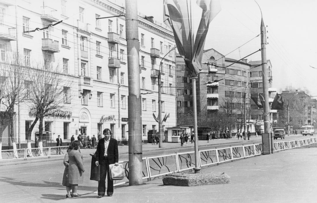 Второй дом слева дом — «Подкова». Фотография советского времени.