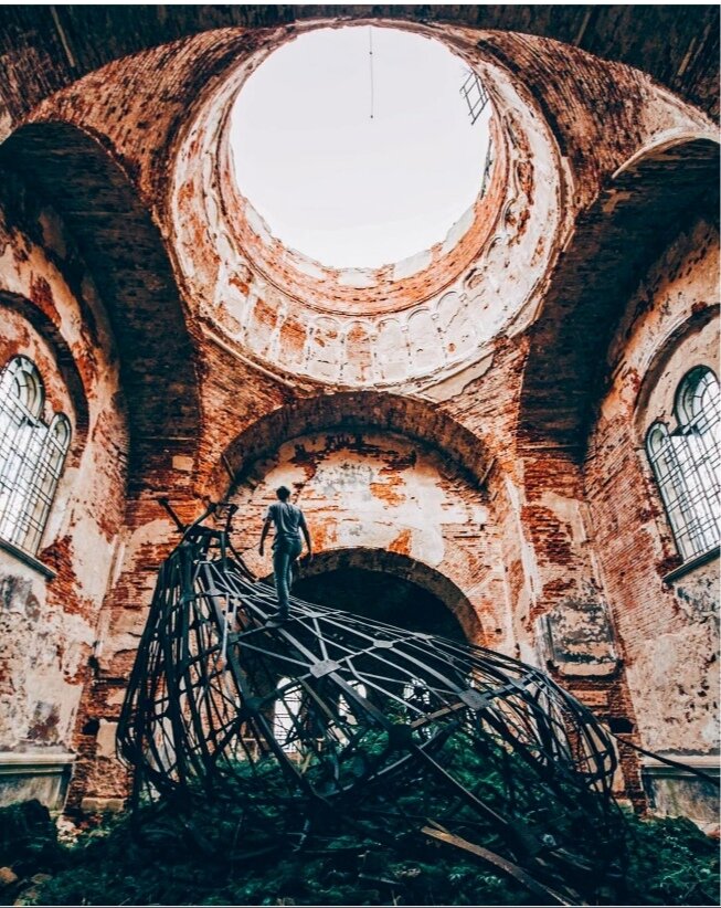 Один из самых впечатляющих заброшенных храмов России находится в Ивановской области. Много лет назад купол упал и постепенно зарастает травой. Теперь все это выглядит как художественная инсталляция.