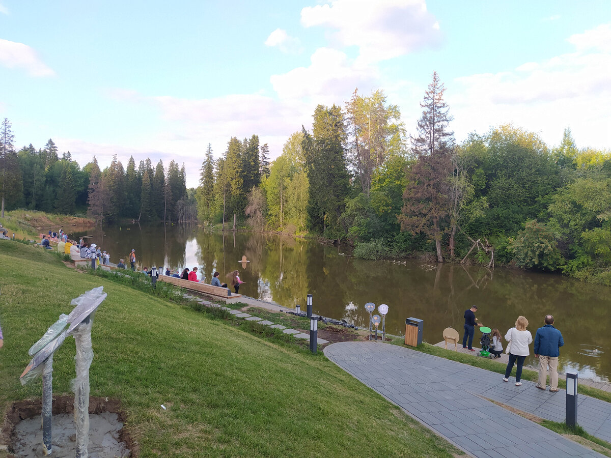 Новое общественное пространство в новом жилом комплексе. Издалека смотрится  привлекательно, но больше я туда не пойду | Заметки Путешественника | Дзен