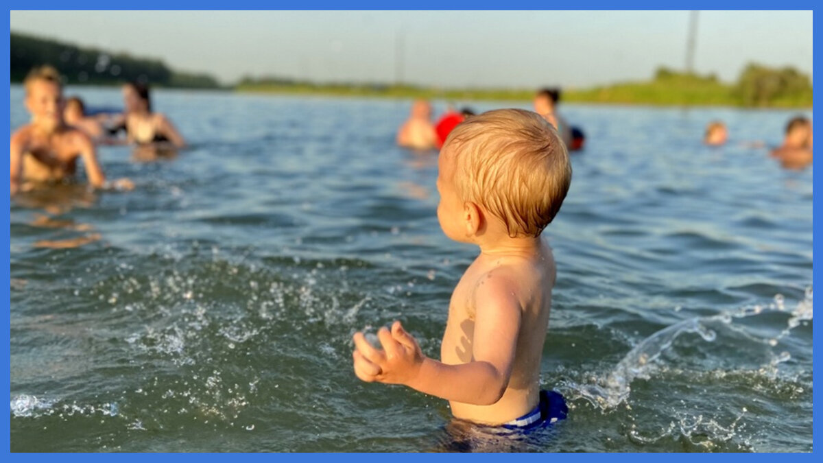 Малыш купается