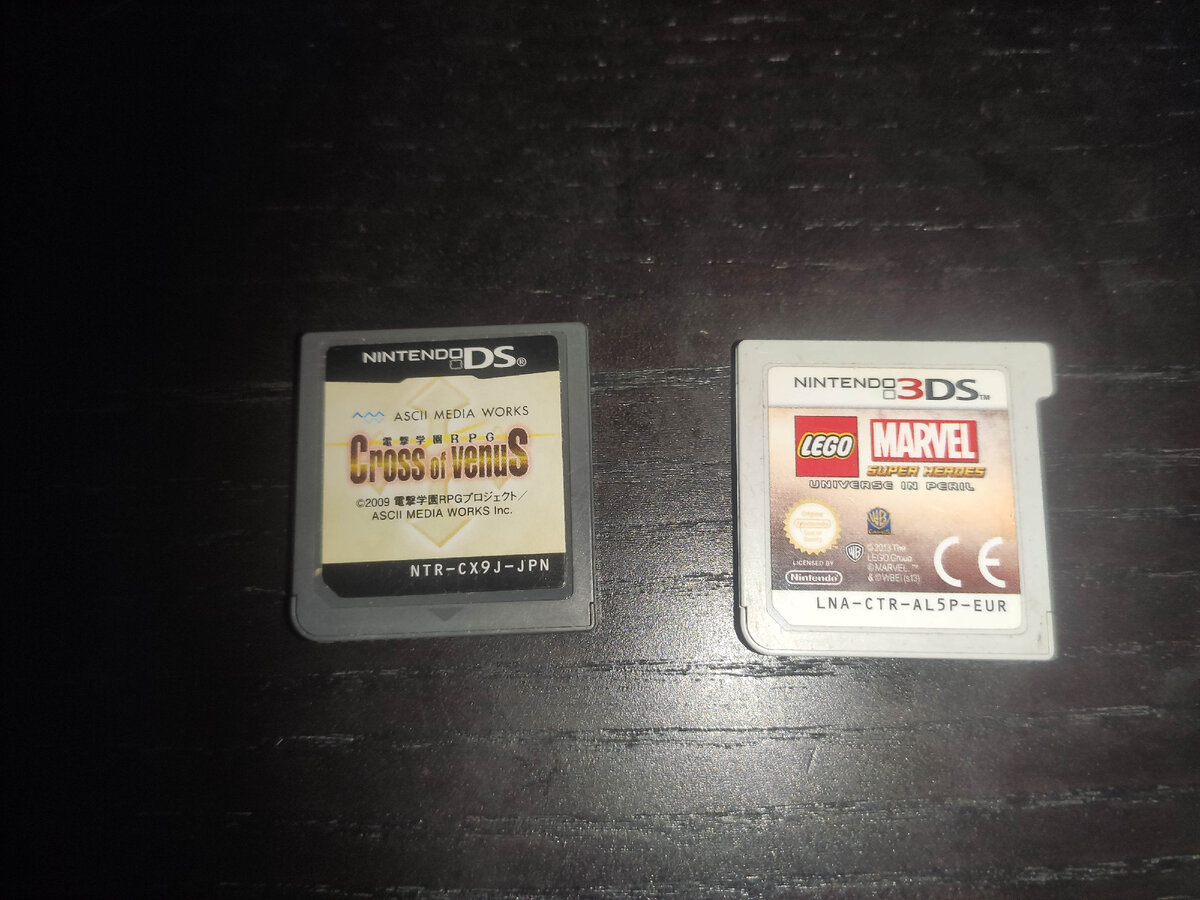 Слева картридж для Nintendo DS, а справа - для 3DS