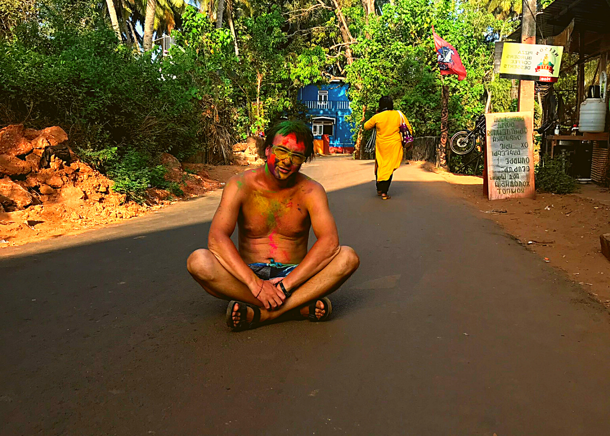 Присел отдохнуть во время праздника холи