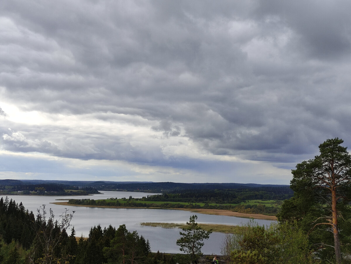 Вид  с горы Паасо. Природных достопримечательностей в Карелии очень много. Но у туристов есть и базовые потребности.