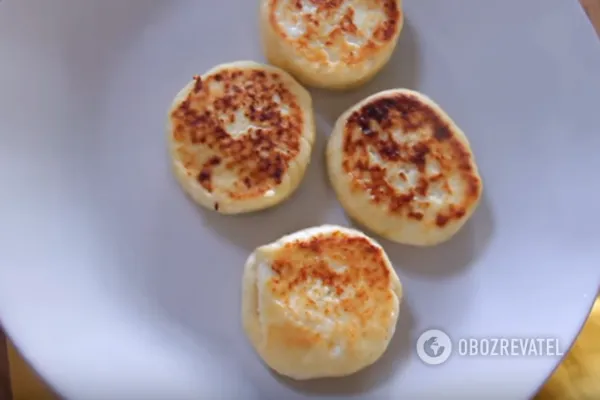 Сырники жарим на среднем огне до появления румяной корочки.