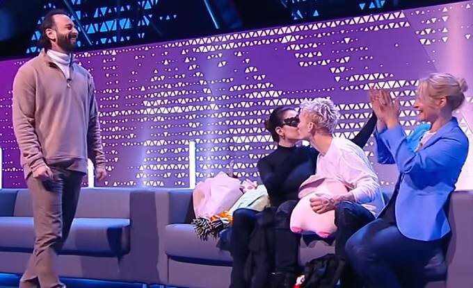 «Очень она мне нравится. Нравится как девочка… как девушка. Очень она прям такая, очень мне с ней хорошо. Я вот даже сейчас не хотел идти на подкаст. Есть одна причина — нам нужно репетировать, у нас завтра выступление… Короче, я прям пою с ней, мы так обнимаемся, и мне прям хорошо. Когда мы выступаем, она тоже меня так поддерживает… Я понимаю, что она не сестра, и это могут быть и романтические чувства. Не могу скрывать», — делился Милохин в октябре.Даня и Женя не стесняются демонстрировать чувства на камеру после прокатов. Фото: кадр из шоу «Ледниковый период»
