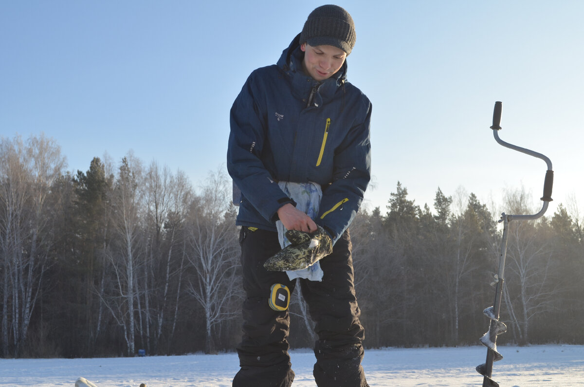 Наматывать леску на варежку - самый распространённый метод, что я видел у рыбаков.
