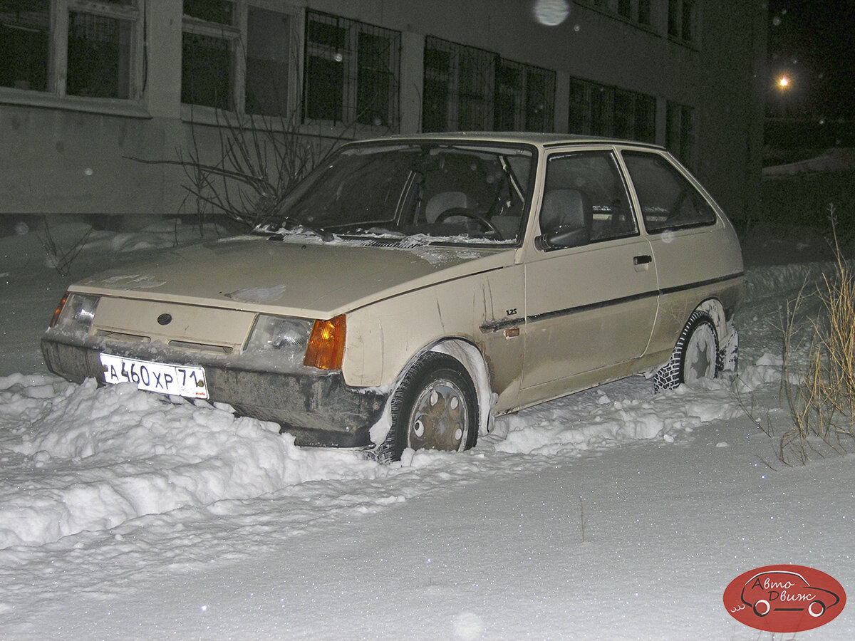 2004 год, тогда за один день выпало действительно много снега, и выезд "в город" через засыпанный проезд превратился в квест. Однако Таврия Нова вполне справилась с задачей. Вот именно описанным выше методом, короткими передвижениями вперед-назад, весь пятидесятиметровый путь по снежной целине был довольно быстро пройден без посторонней помощи и без помощи лопаты. А если бы я попробовал поехать здесь сразу, ходом, то застрял бы на первых же пяти метрах и потом дооолго бы копал лопатой   