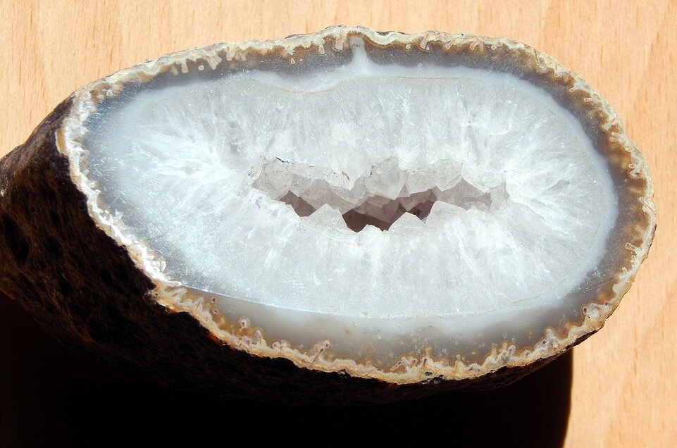 https://pixabay.com/ru/photos/geode-камень-природа-кристалл-1651177/