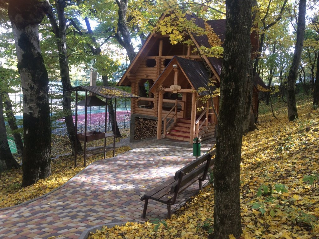 Маленькая баня на территории отеля.