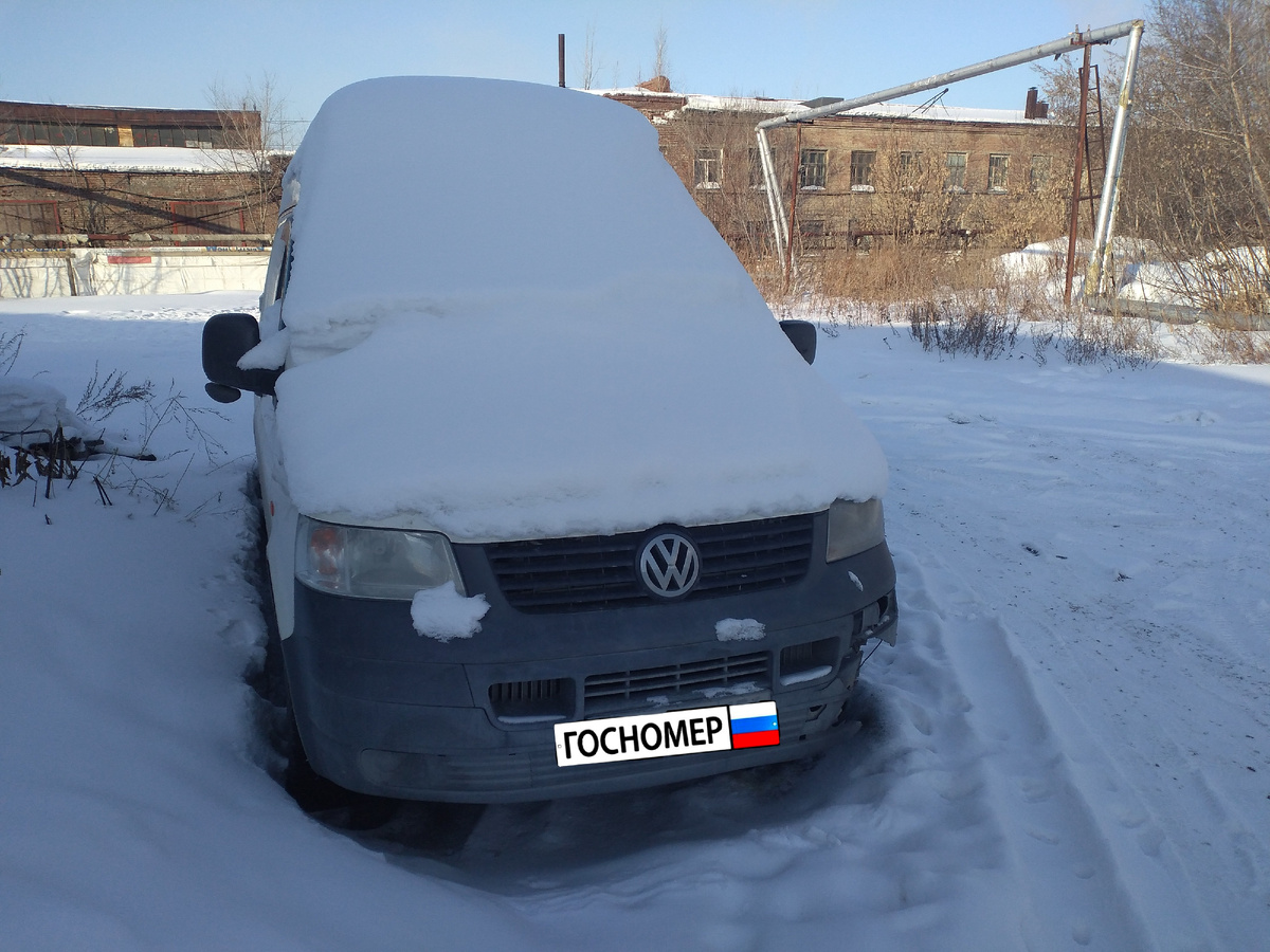 На опыте понял,что даже на самой популярной заправке можно залить настолько некачественную "солярку",которая превратит вашу жизнь в увлекательный квест с морем неприятных эмоций и тратой кучи времени и средств на ремонт автомобиля.Кто бы мог подумать ,что в этот день заправка,которая у всех на слуху зальёт полный бак чудо-топлива.Название упоминать не буду,дабы не было споров насчет статьи.Volkswagen Transporter считаю отличным микроавтобусом для работы на небольших объёмах.Ехав по трассе,которая уже знакома,ждал остановки у кафе-там же имеется и проверенная заправка.Но датчик топлива гласил о уже почти пустом баке.Посмотрев по навигатору ближайшую заправку сразу поехал в ее сторону.Ну и естественно попросил "бак до краёв".