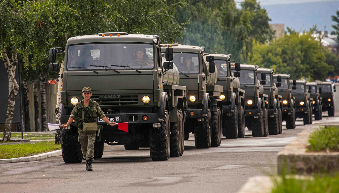 Техническое обеспечение войск. Колонна военных автомобилей. МТО войска.