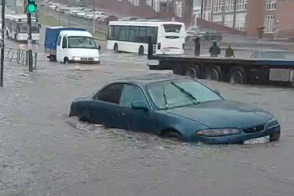     Машину с 3 детьми залило во время ливня в Липецке  принтскрин видео.